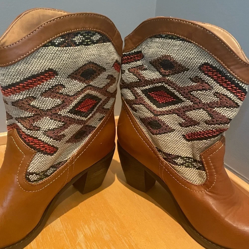 Wanted Women’s Western Kilim Boots Size 10 – Tan Faux Leather & Woven